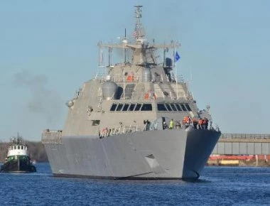 Το νεότερο σκάφος του αμερικανικού Ναυτικού «κόλλησε» εξαιτίας του… ψύχους (βίντεο)